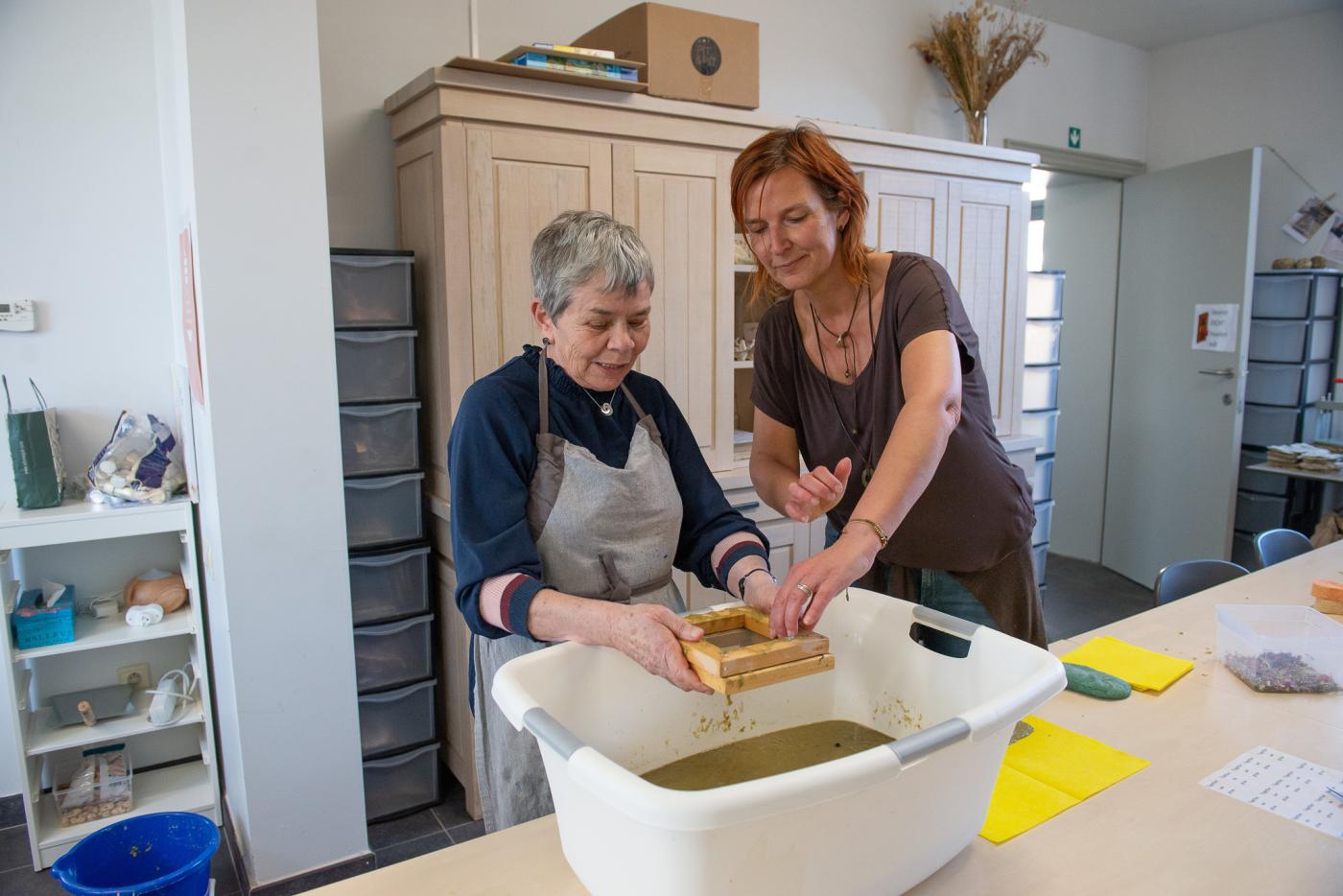 Medewerkers aan het werk in de ateliers van De GelukSmakerij
